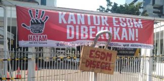 Sejumlah Organisasi Masyarakat Sipil Segel Kantor ESDM