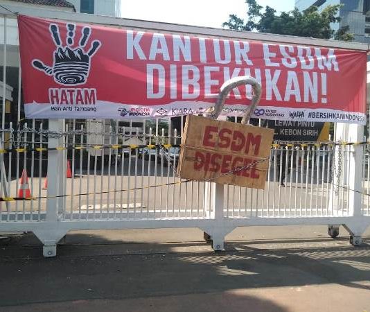 Sejumlah Organisasi Masyarakat Sipil Segel Kantor ESDM